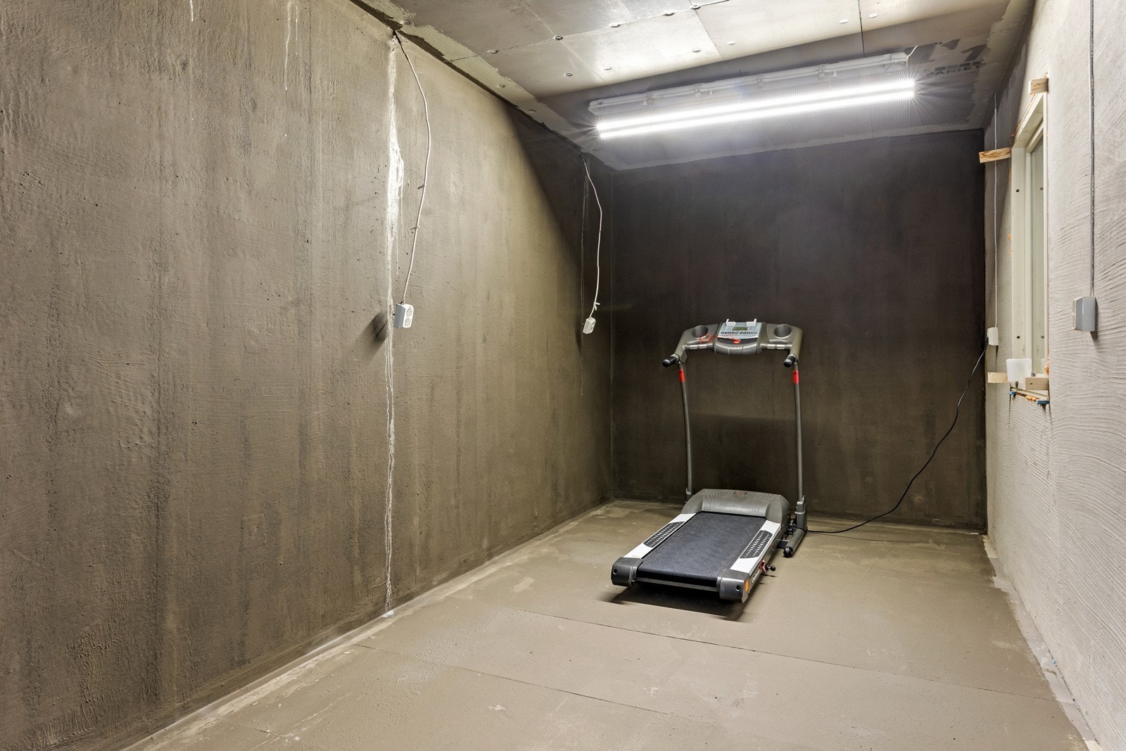 Rom i garasjen. Galleribilde