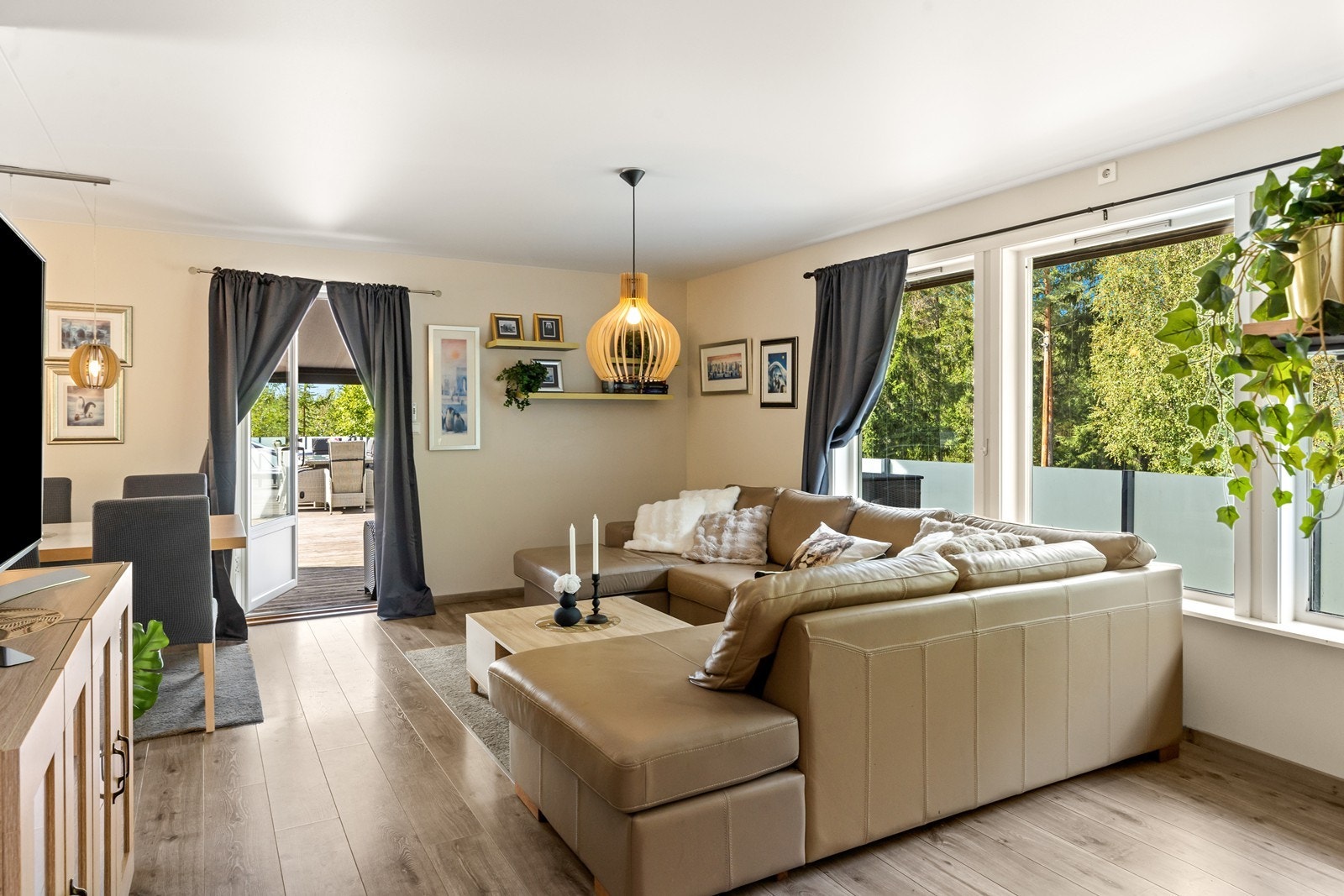 Stua har store vinduer og utgang til den store verandaen. Galleribilde