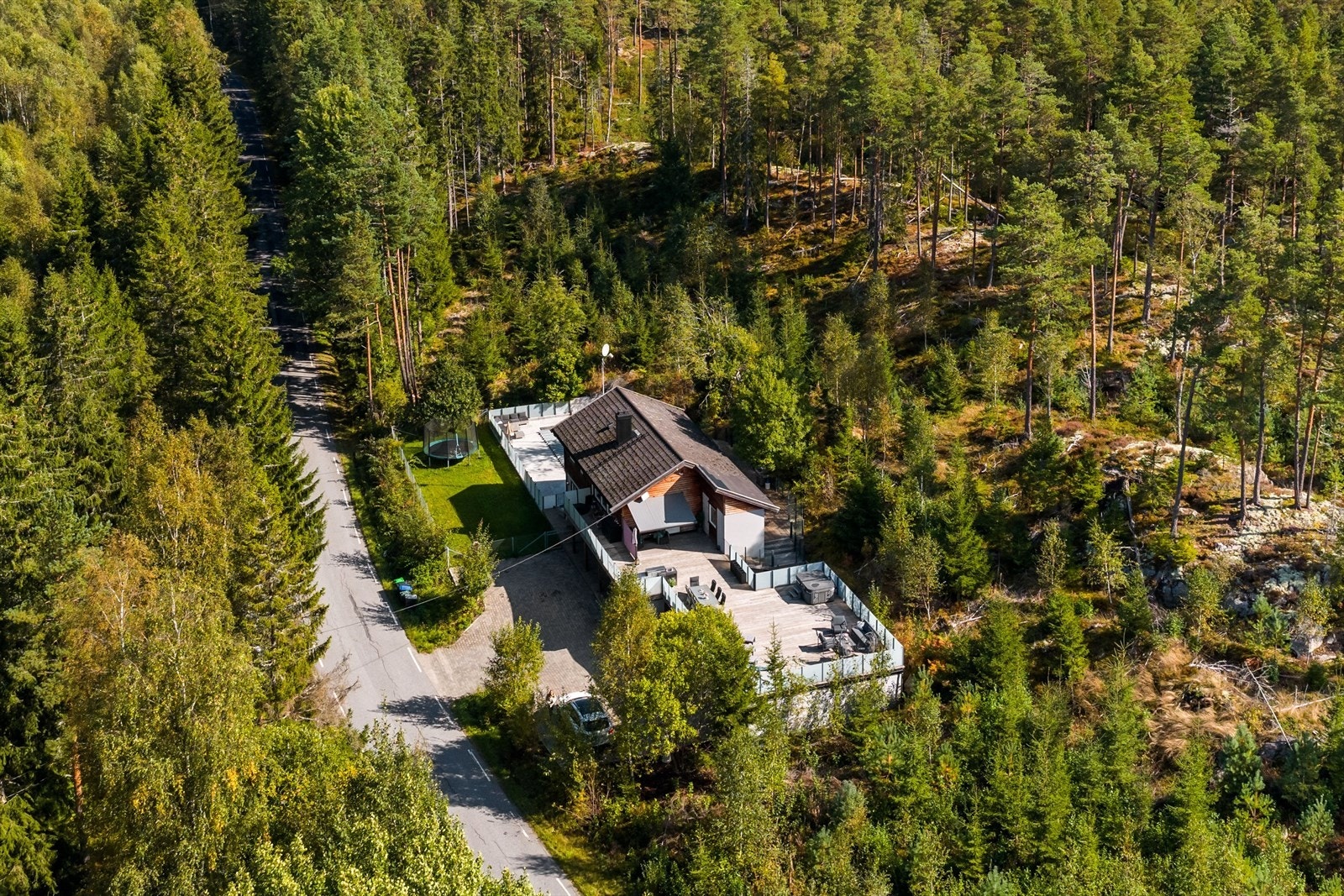 Velkommen til Mørkveien 178 -Boligen er betydelig påkostet. Store flotte inngjerde uteområder. 2 flotte bad, romslig og tidløst kjøkken, 2 stuer og 4 soverom. Stor garasje. 3 km fra butikk og barneskole.
Presentert av Anita Heer, Aktiv Eiendomsmegling Galleribilde