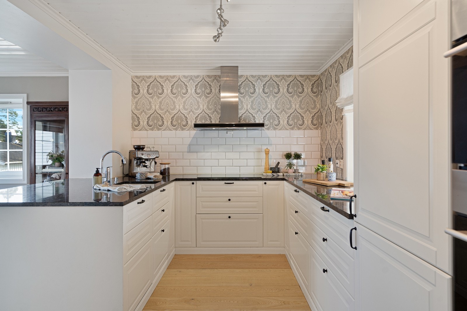 Praktiske løsninger og rikelig med skapplass gjør dette til et funksjonelt og trivelig rom for familielivet Galleribilde