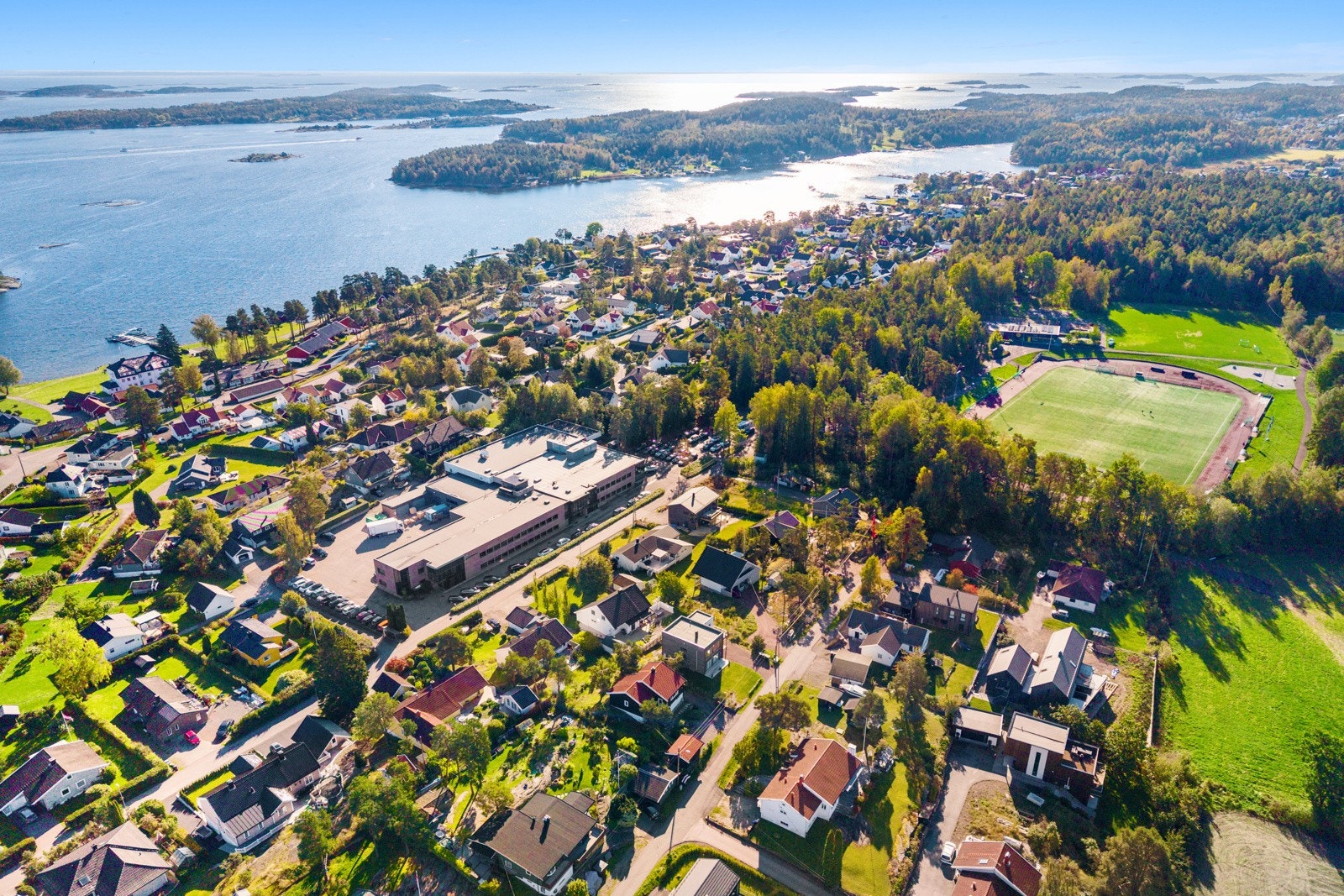 Dagligvarehandelen kan gjøres ved Kiwi Hjemseng, Meny Nøtterøy eller Rema 1000 Borgheim. Teie Torv ligger bare noen minutter unna med butikker, spisesteder og servicetilbud, og til Tønsberg sentrum er det kun ca. 7 km Galleribilde