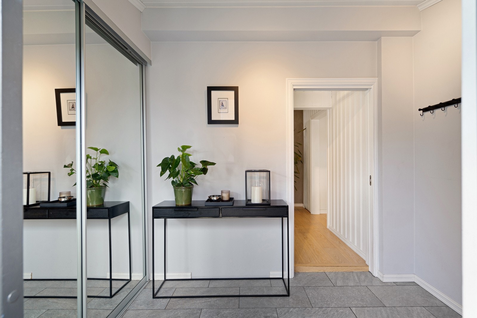 Entréen gir et godt førsteinntrykk med plass til yttertøy og sko. Galleribilde