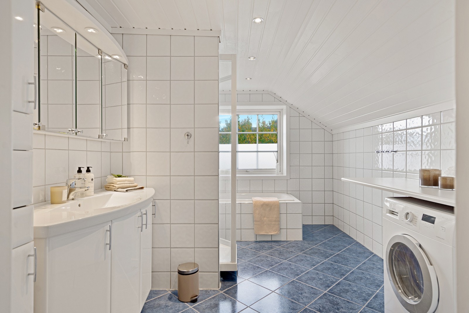 Andre etasje består også av romslig bad med dusjkabinett, badekar, servantinnredning og opplegg for vaskemaskin. Galleribilde