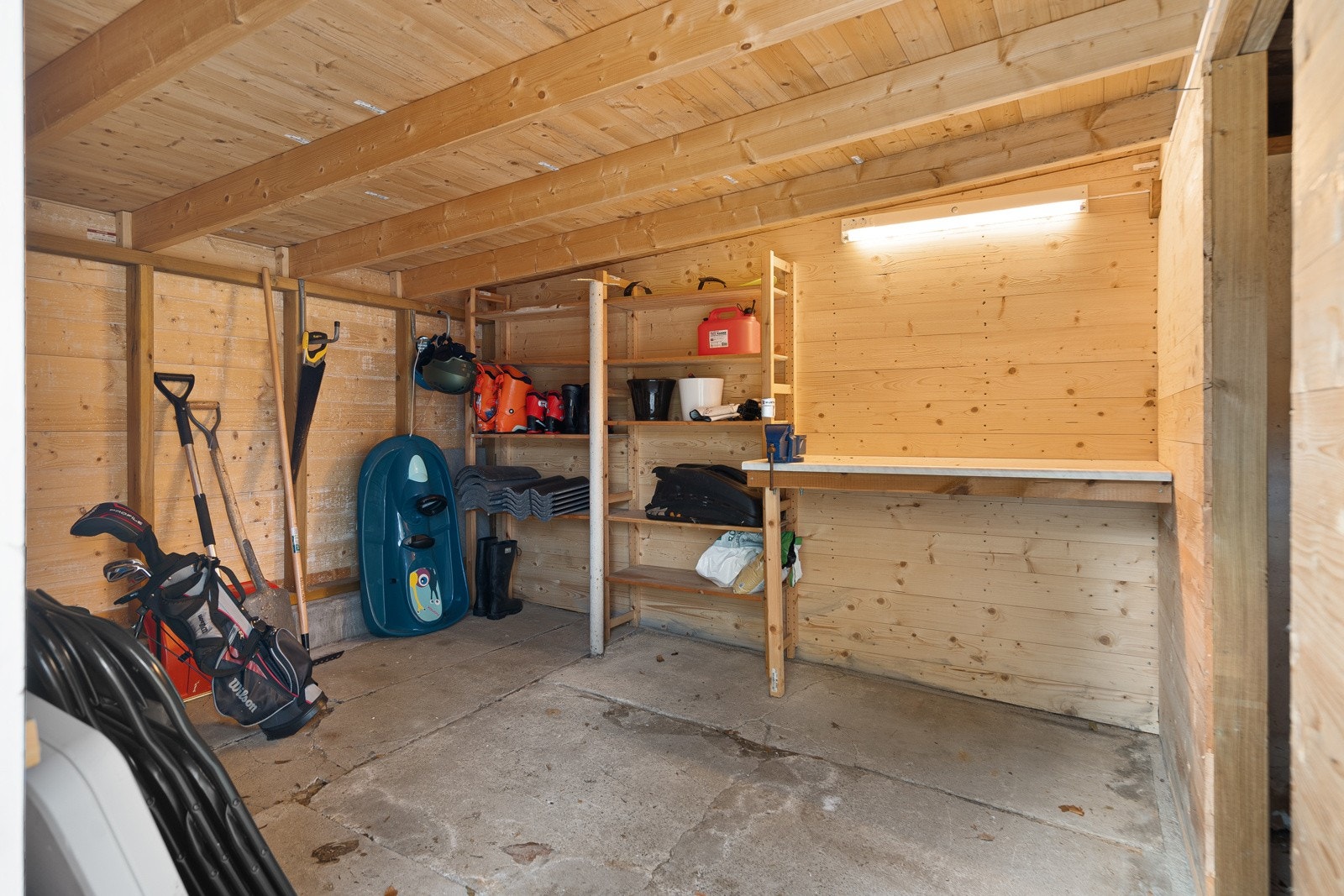 Boligen byr også på god oppbevaringsplass Galleribilde