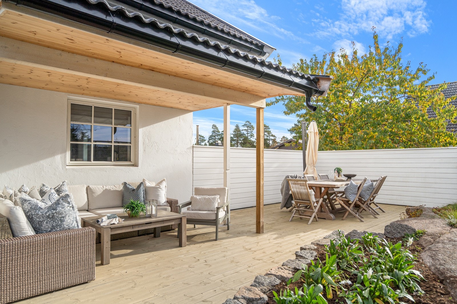 Ved boligens inngangsparti er det en stor og flott vestvendt terrasse. Terrassen byr på flere individuelle soner - her kan man virkelig nyte gode middager, hyggelige sommerkvelder, eller kose seg med familien på solfylte dager! Galleribilde