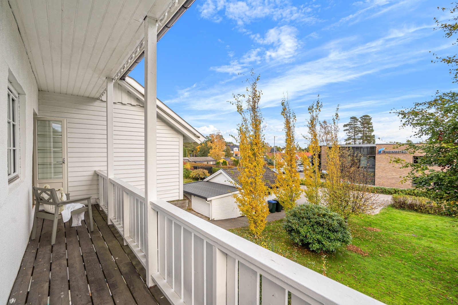 Fra stuen er det utgang til en solrik balkong og hage som inviterer til både lek, avslapping og sosiale sammenkomster. Galleribilde