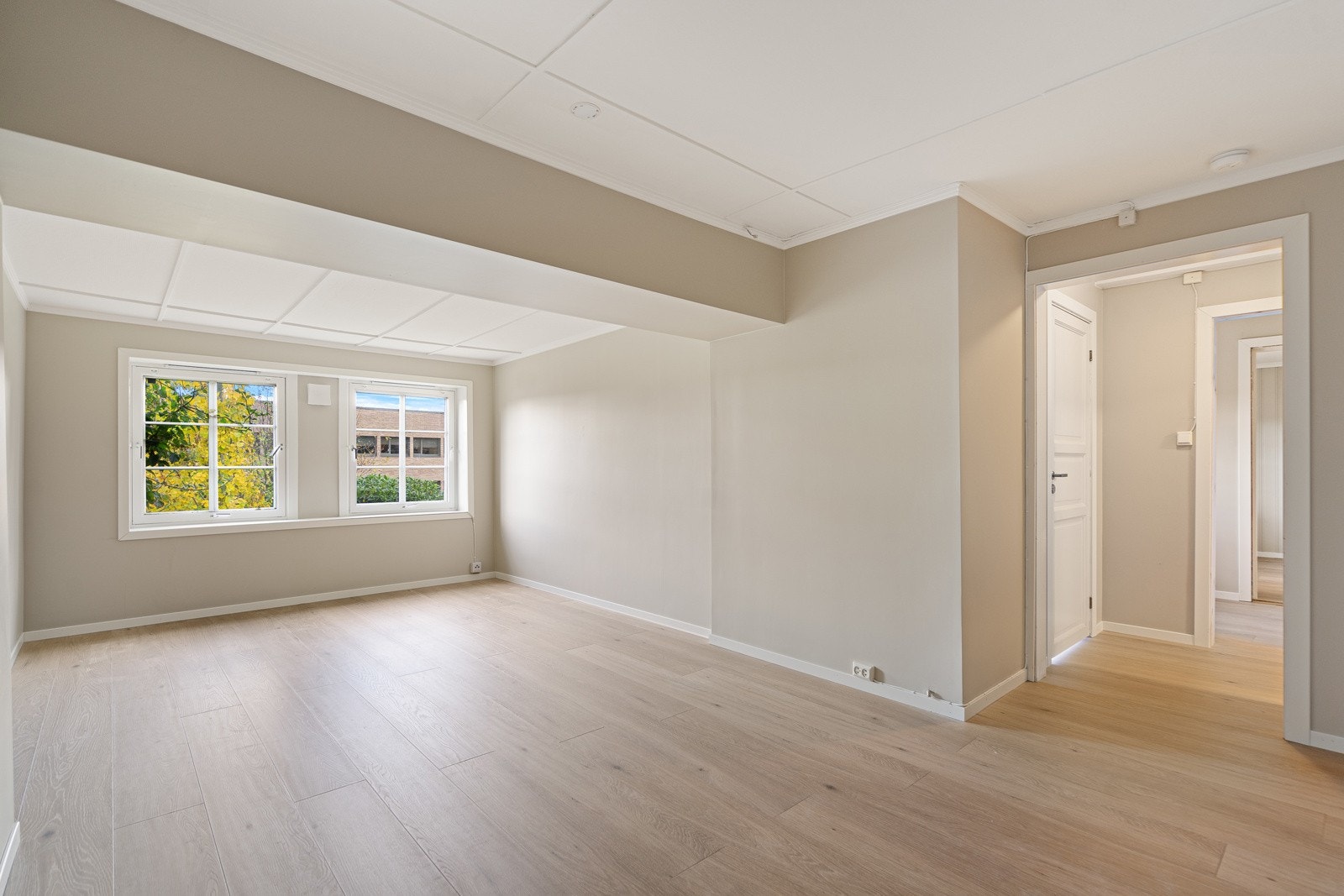 Underetasjen består av rom innredet som soverom, kjøkken, stue, og bad. Underetasjen er ikke omsøkt, og dermed ikke godkjent for varig opphold Galleribilde