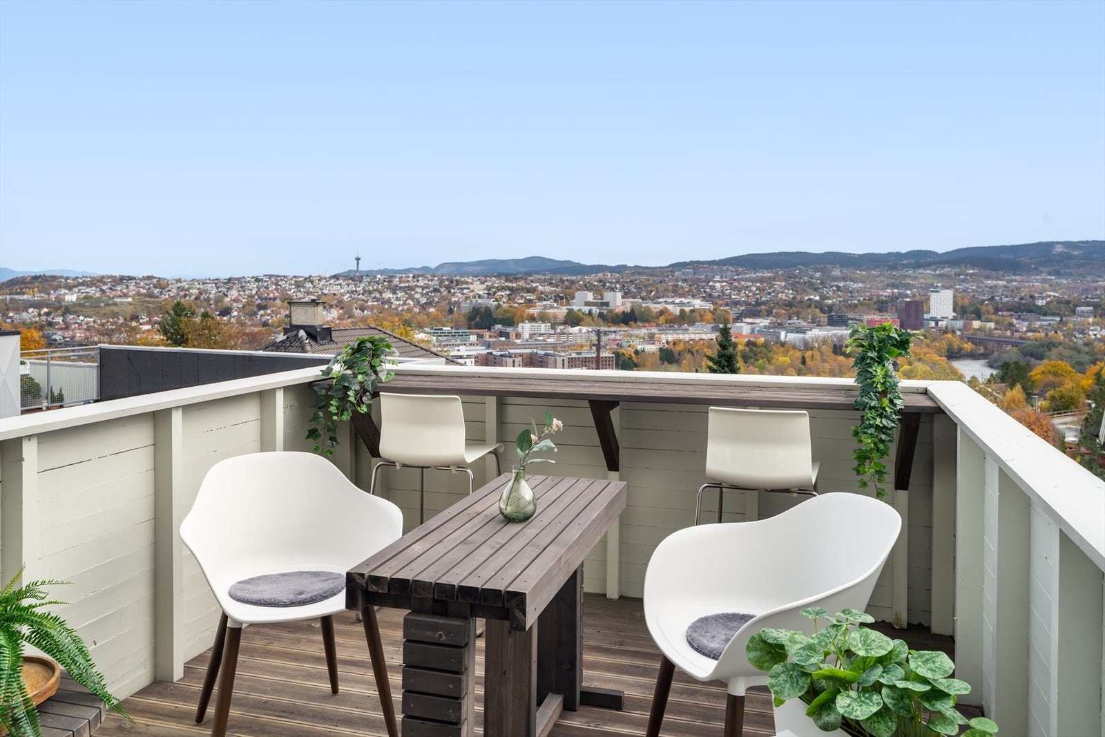 Utsikten kan nytes fra store deler av leiligheten (Stue, kjøkken, balkong og et av soverommene). Galleribilde