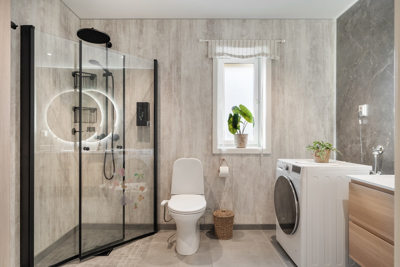 Lekkert bad på 6,5 kvm. Utstyrt med servant, wc, dusjhjørne og opplegg for vaskemaskin. Galleribilde