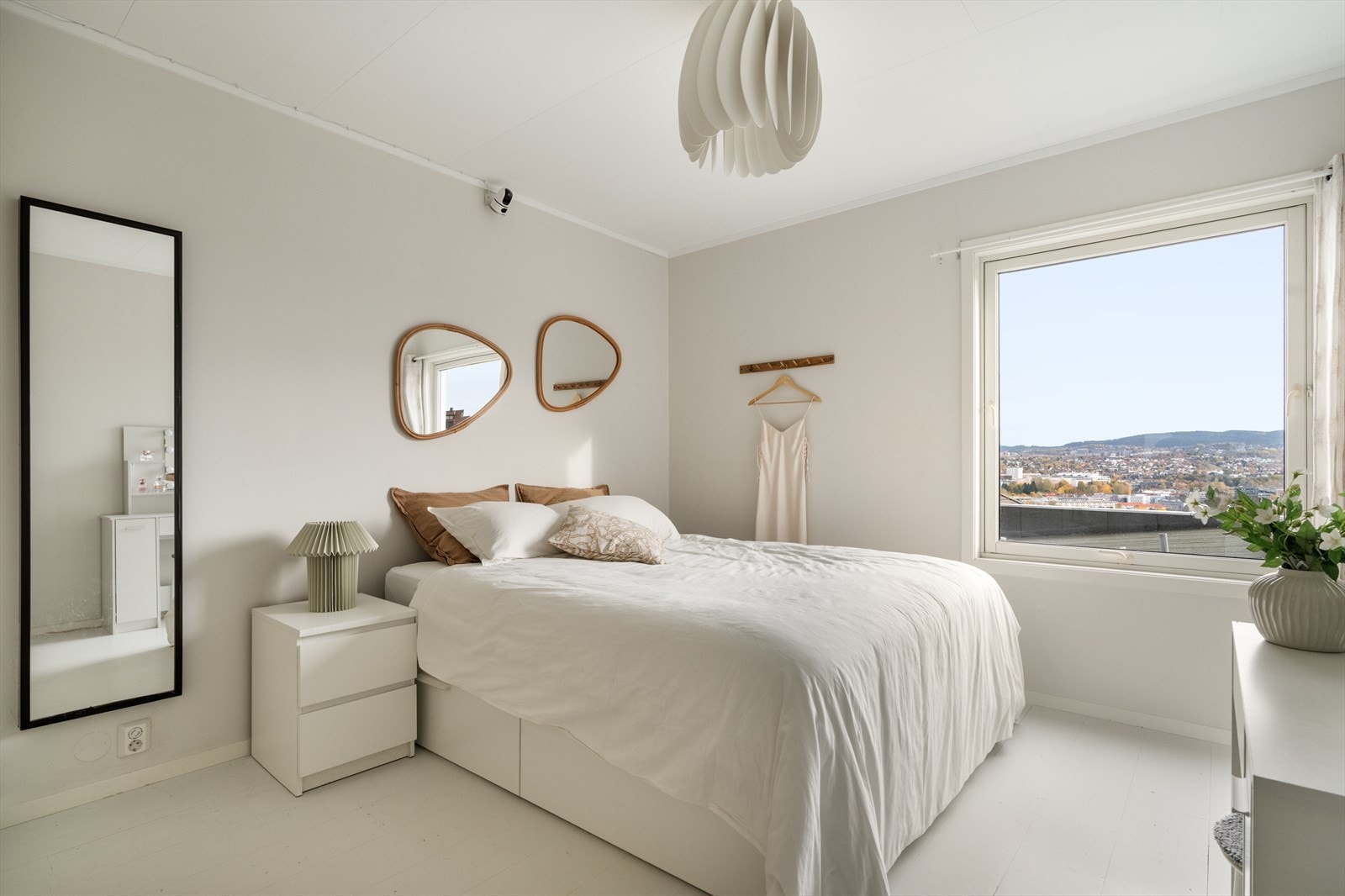 Leiligheten har to fine soverom. Det største soverommet er på hele 12,5 kvm og her kan også utsikten nytes. Galleribilde