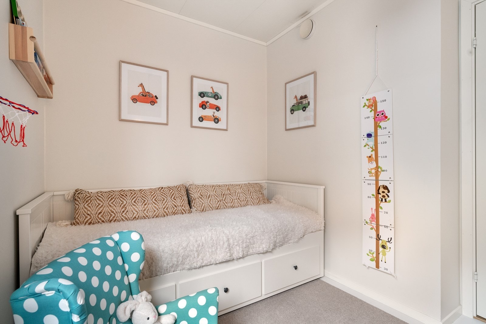 Plass til seng, nattbord og garderobeskap. Galleribilde