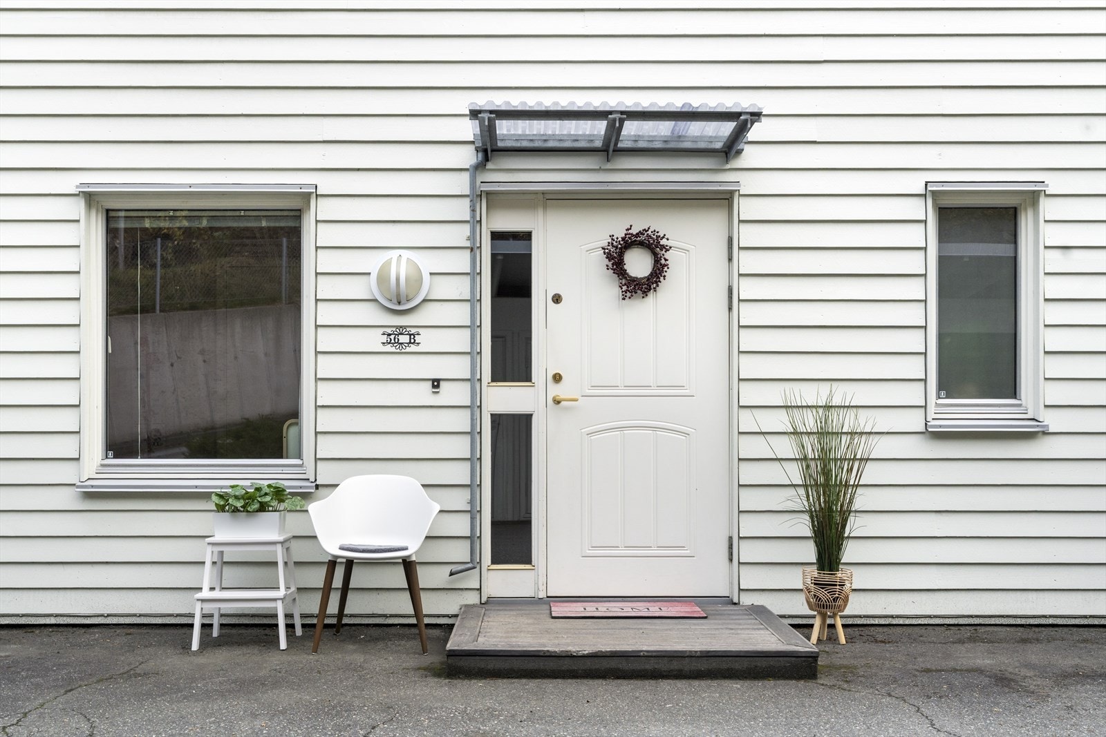 Det er kort avstand fra inngangsparti til carporten. Galleribilde