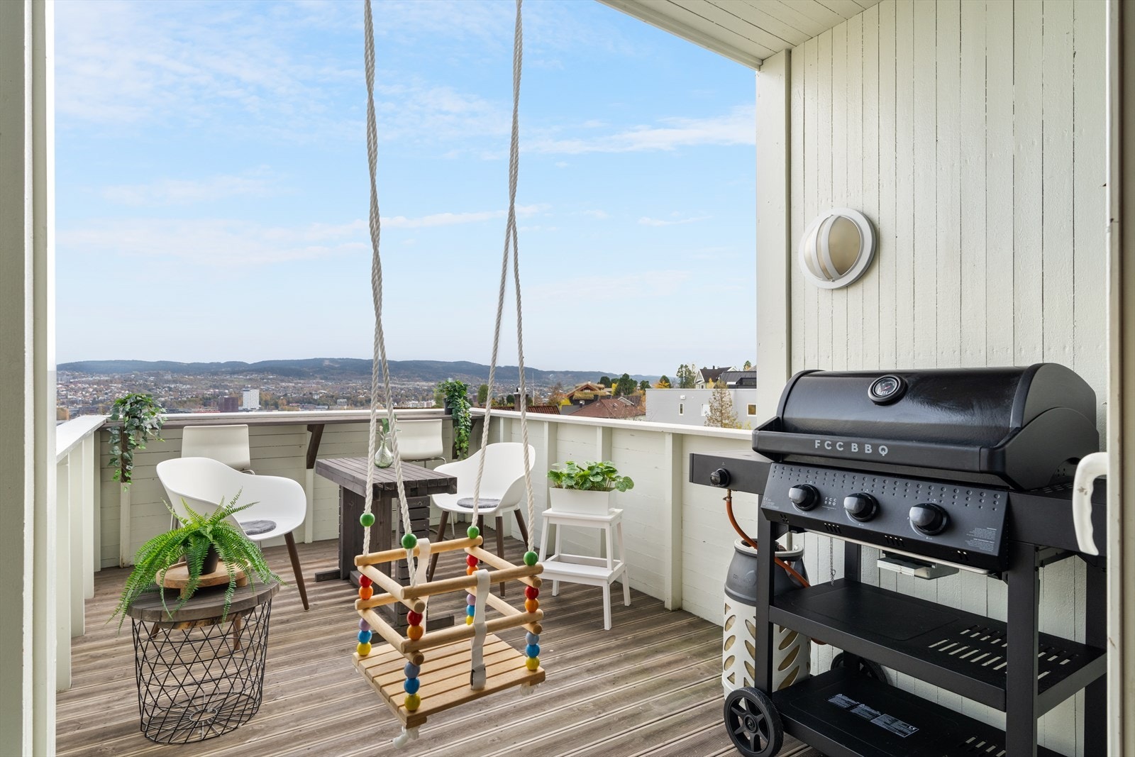 Fra stuen er det utgang til en balkong på 10 kvm. Galleribilde