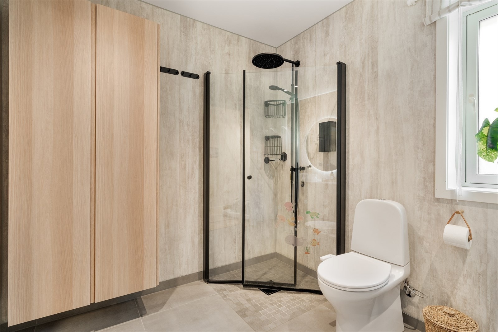 Flis på gulv og våtromsplater på vegger. Malt overflate og downlights i himling. Galleribilde