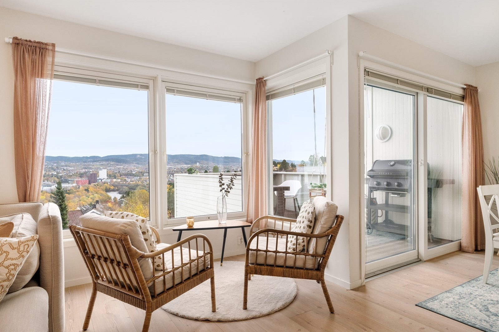 Leiligheten inneholder entre, gang, bad, kjøkken, stue, bod og 2 soverom. Galleribilde