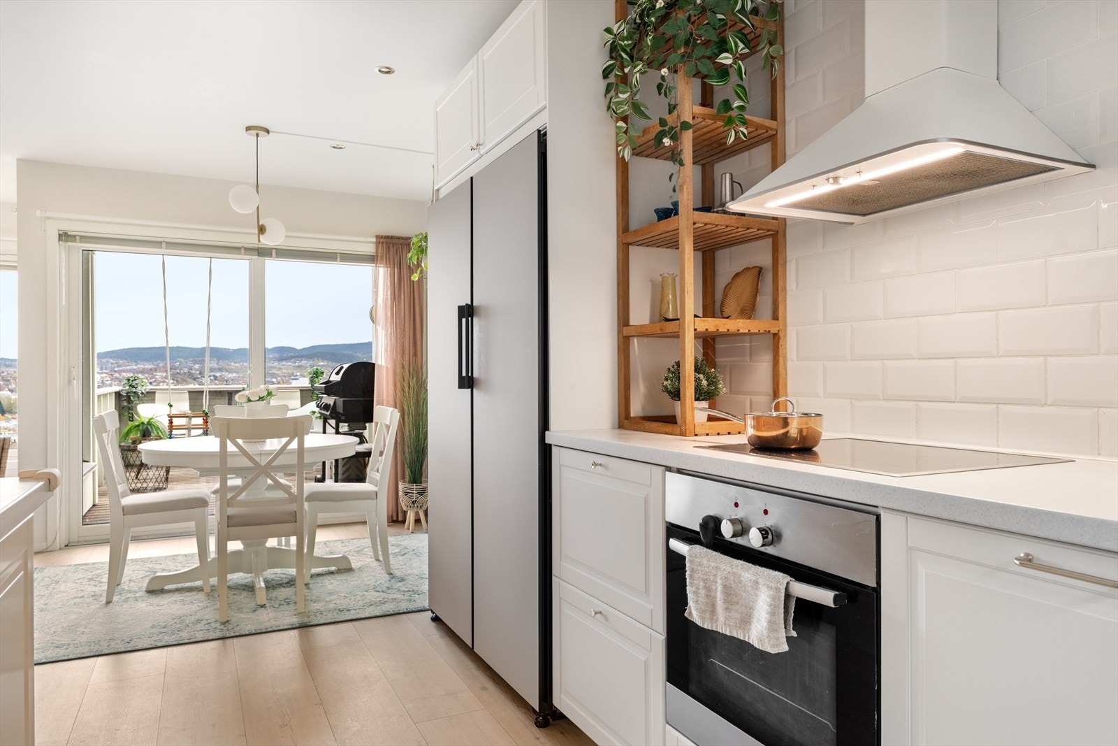 Store vindusflater sørger for naturlig lysinnslipp. Galleribilde