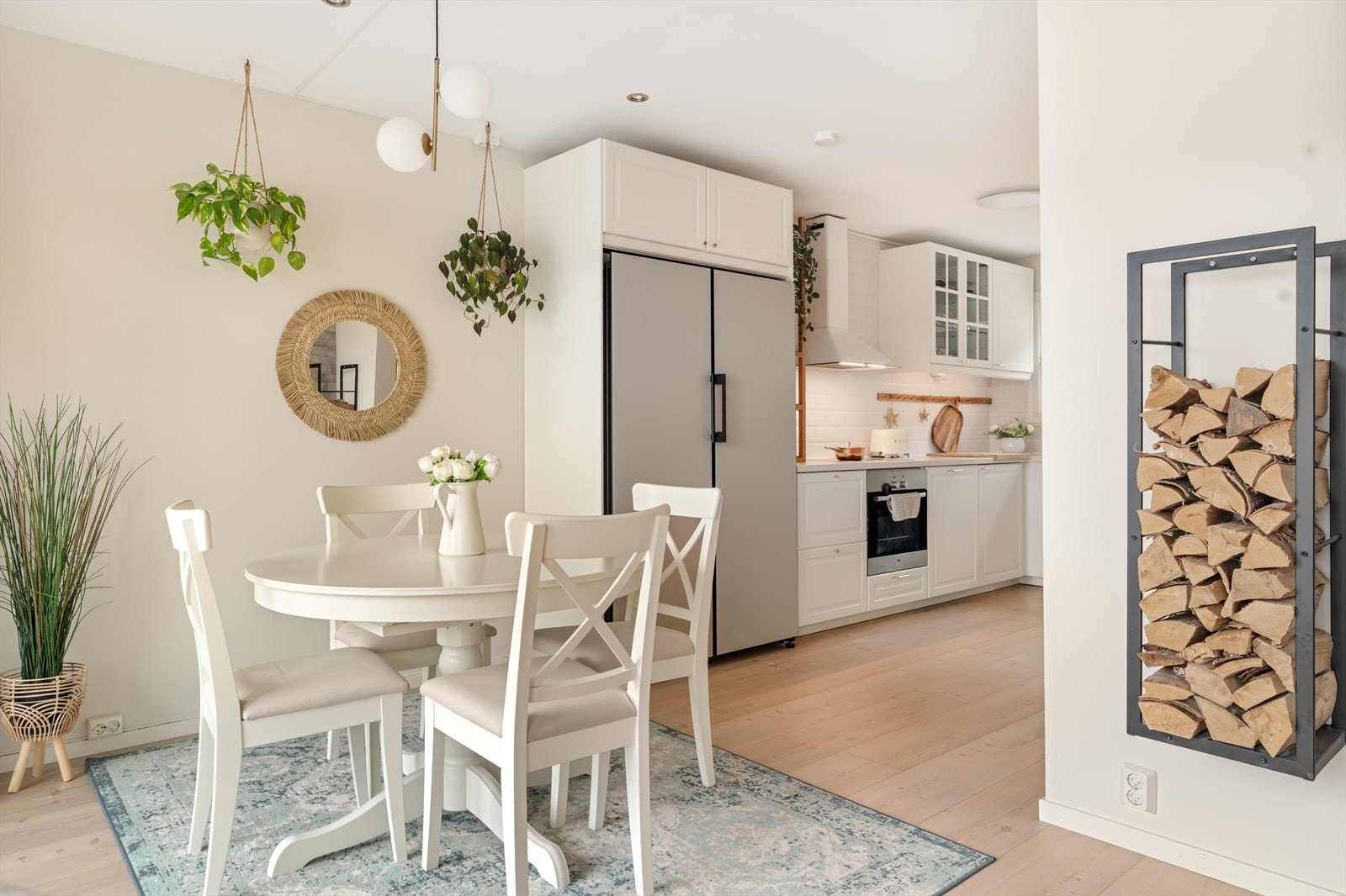 Stue og kjøkken ligger i en åpen løsning. Det er plass til spisebord mellom stue og kjøkken. Galleribilde