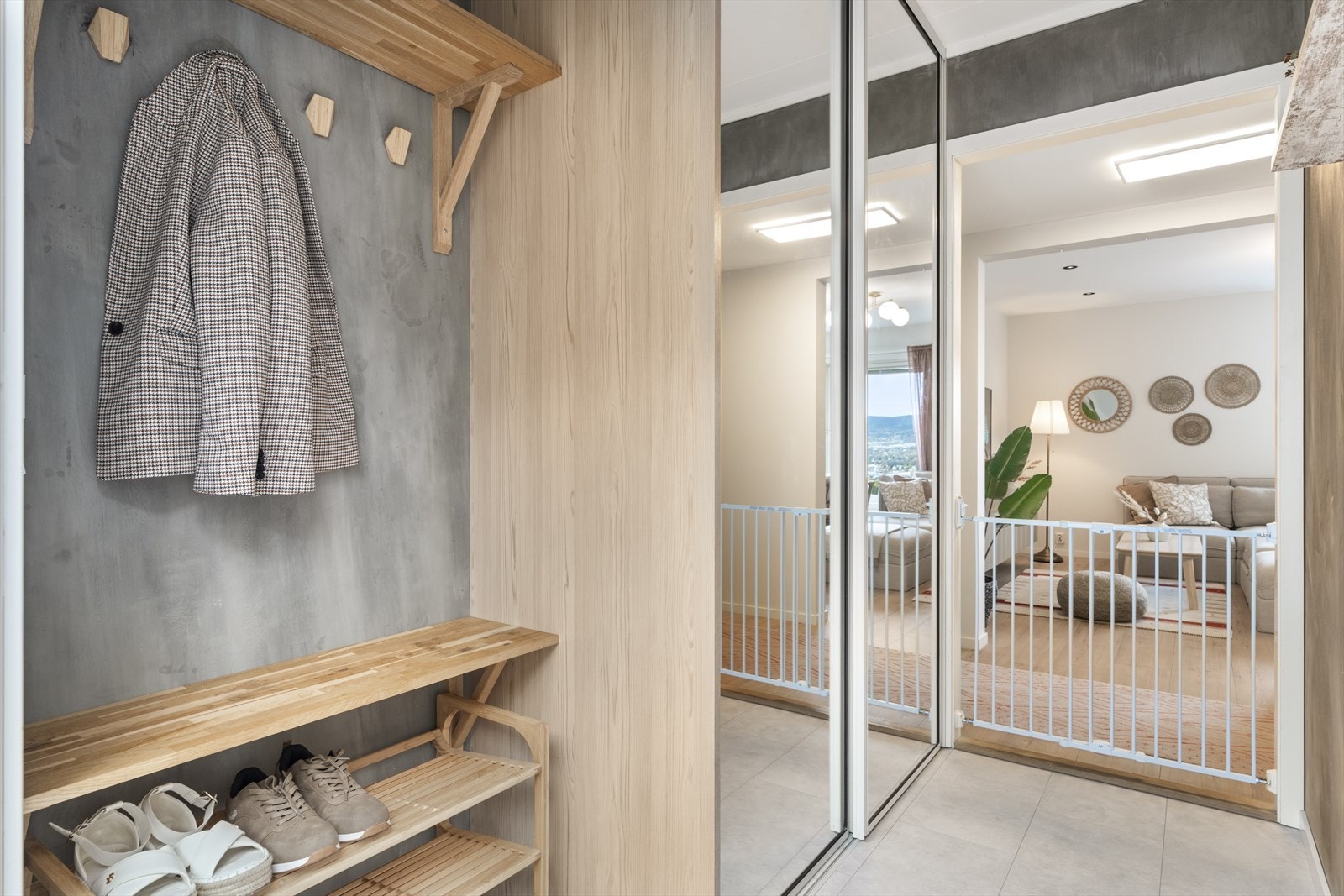 Entrè med skyvedørsgarderobe og varme i gulv. Galleribilde