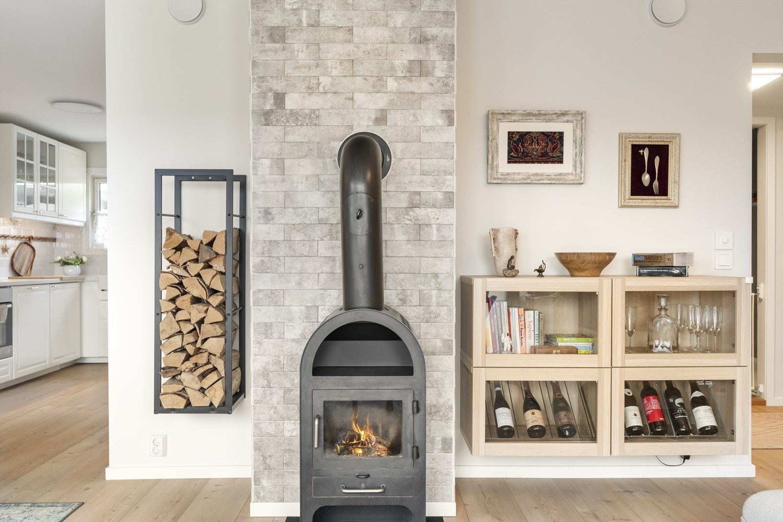 På stuen er det vedovn for behagelig og oppvarming. Galleribilde