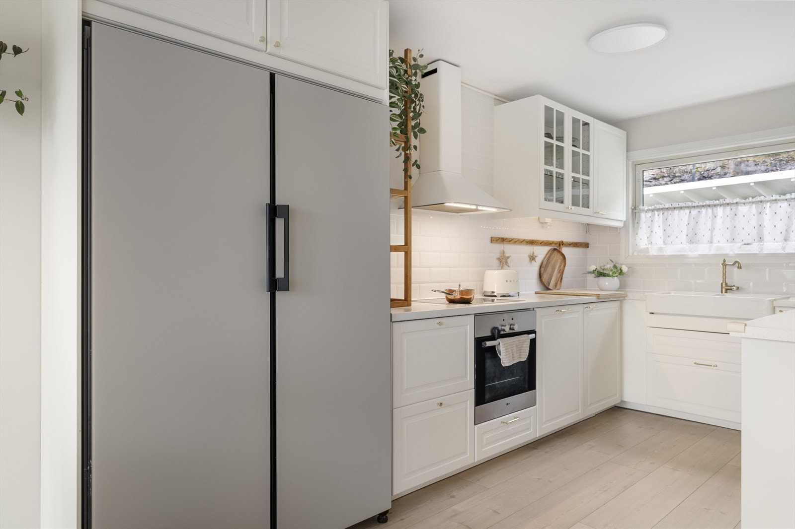 Lekkert kjøkken på 10 kvm. Her er det godt med skap- og benkeplass. Galleribilde