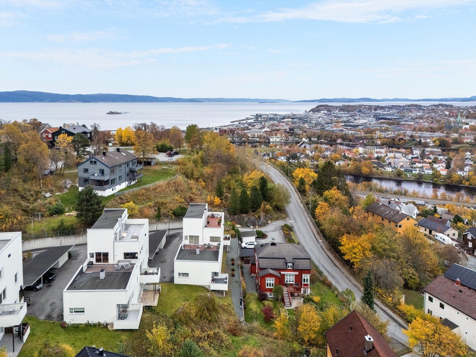 Det er korte avstander til diverse servicetilbud, vakre Bymarka og Trondheim sentrum. Galleribilde