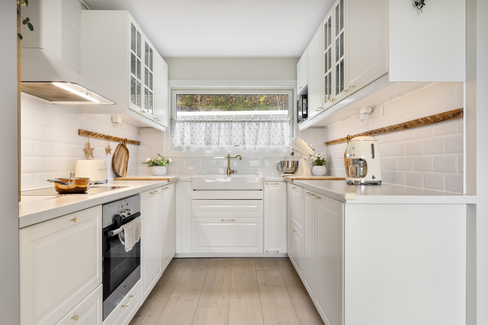 Kjøkken har fått TG0 av takstmann (Oppgradert i 2024). Det er integrert oppvaskmaskin, stekovn og platetopp. Galleribilde