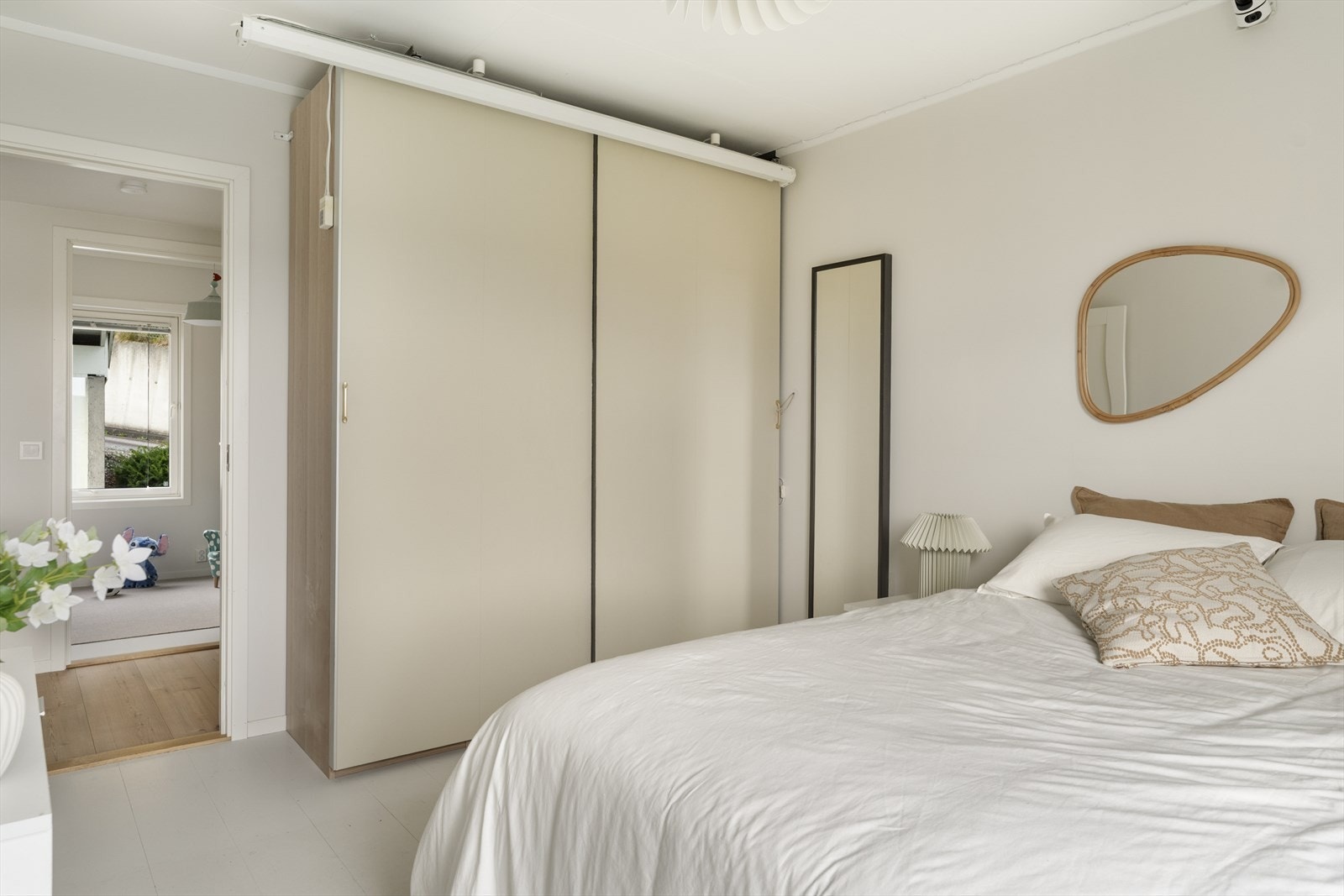 God plass til seng, nattbord og garderobeløsning. Galleribilde