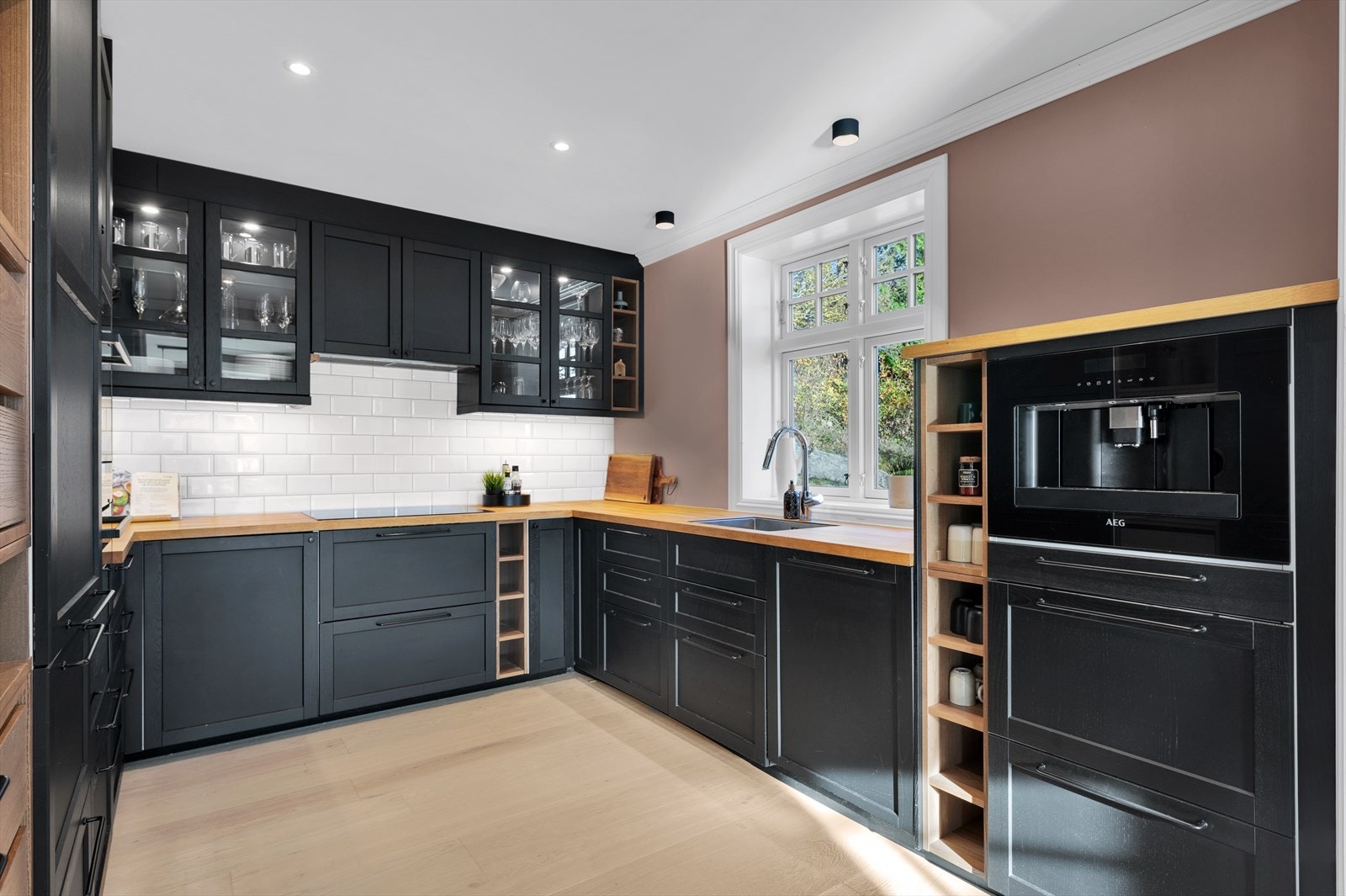 Kjøkken med godt arbeidslys Galleribilde