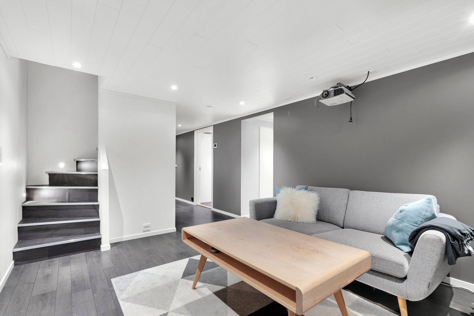 Kjellerstue - kjelleren har intern forbindelse med avlåst dør og egen inngang fra utsiden Galleribilde