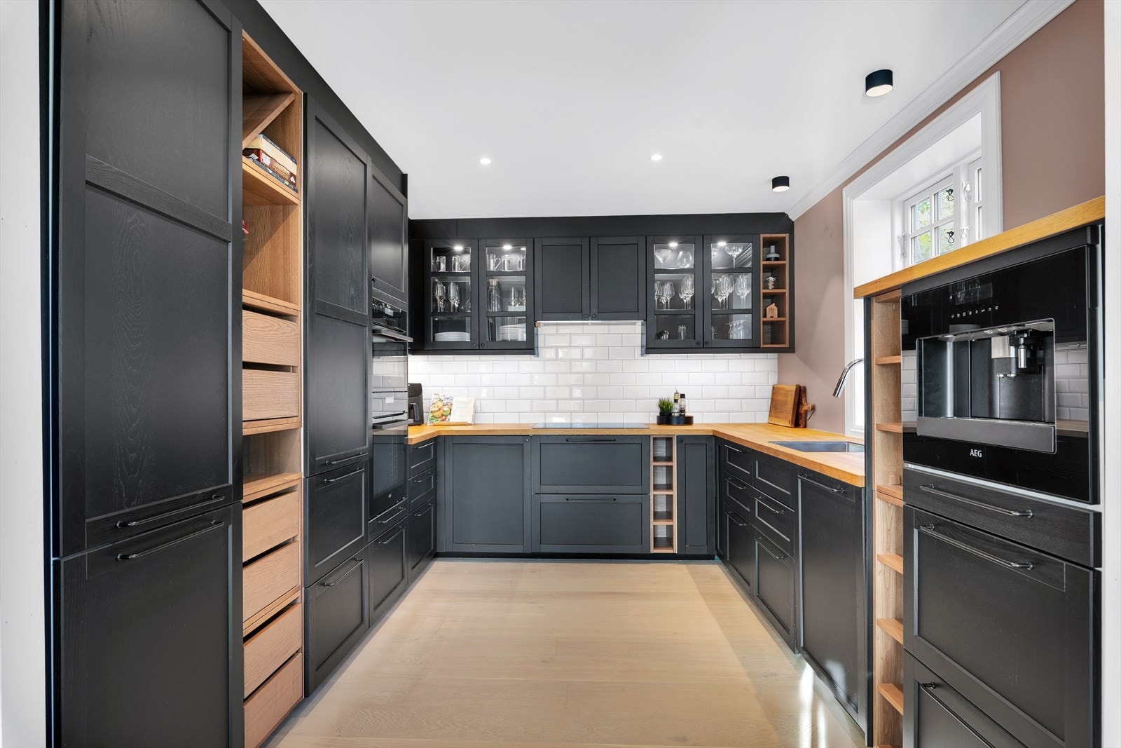 Kjøkken - samtlige hvitevarer er integrerte Galleribilde