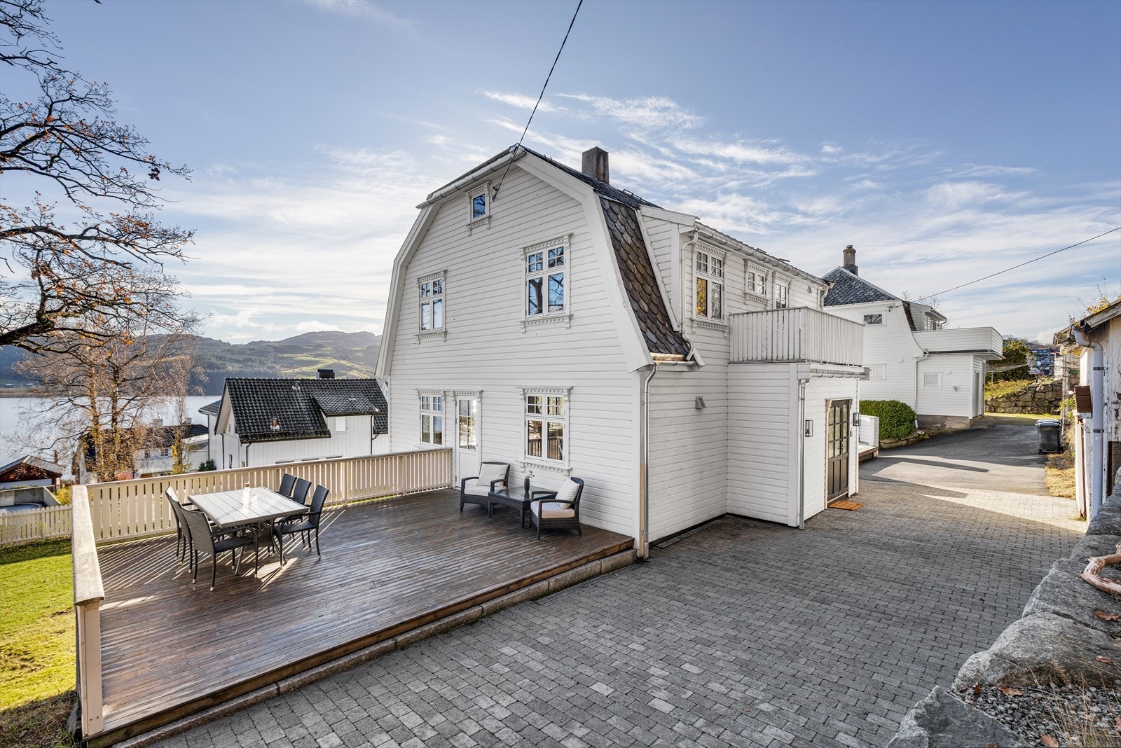 Fasade - hele uteområdet er pent opparbeidet med belegningsstein på baksiden og asfalt i gårdsrom Galleribilde