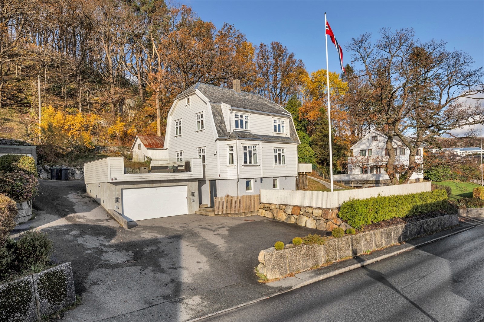 Fasade - eiendommen har et uthus med innlagt avløp og strøm Galleribilde