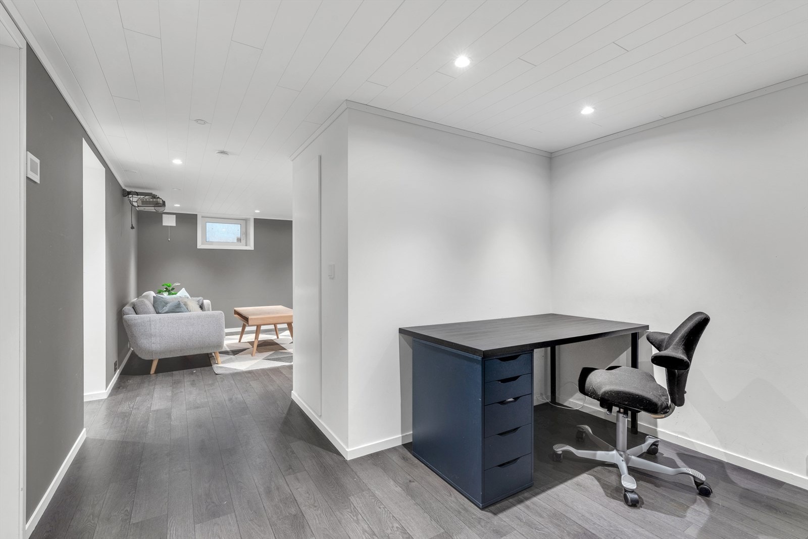 Kjellerstue/kontor Galleribilde