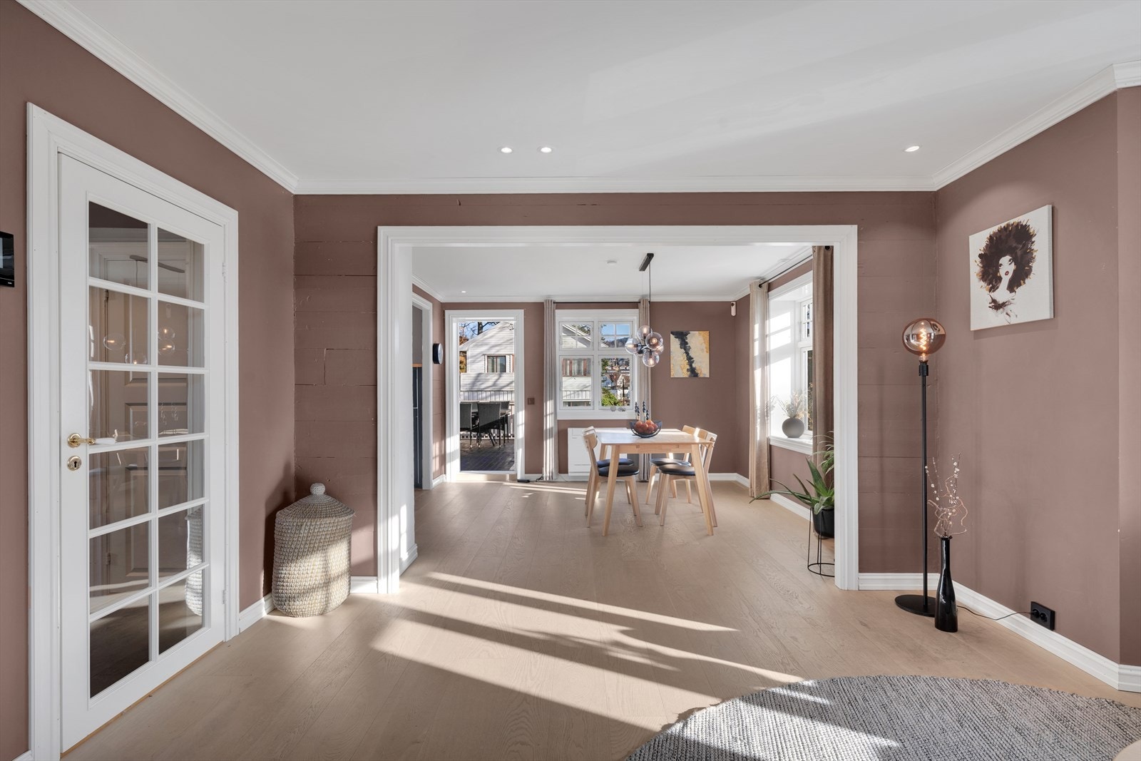 Stue/spisestue - naturlige møberingssoner i hovedetasjen Galleribilde