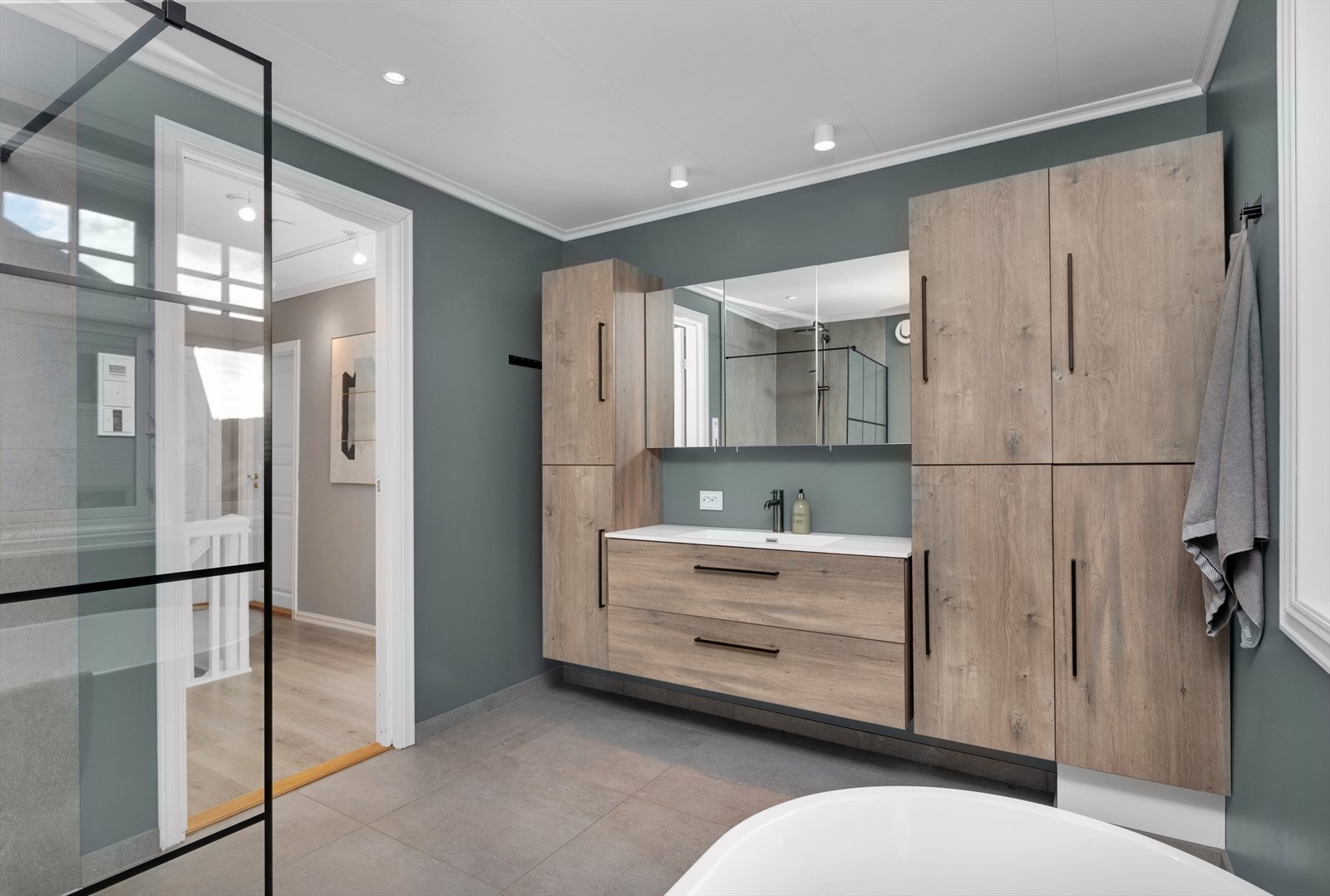 Bad - god lagringsplass. Skittentøyssjakt til vaskerommet. Galleribilde