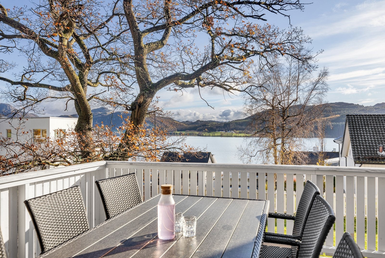 Østvendt terrasse med formiddagssol Galleribilde