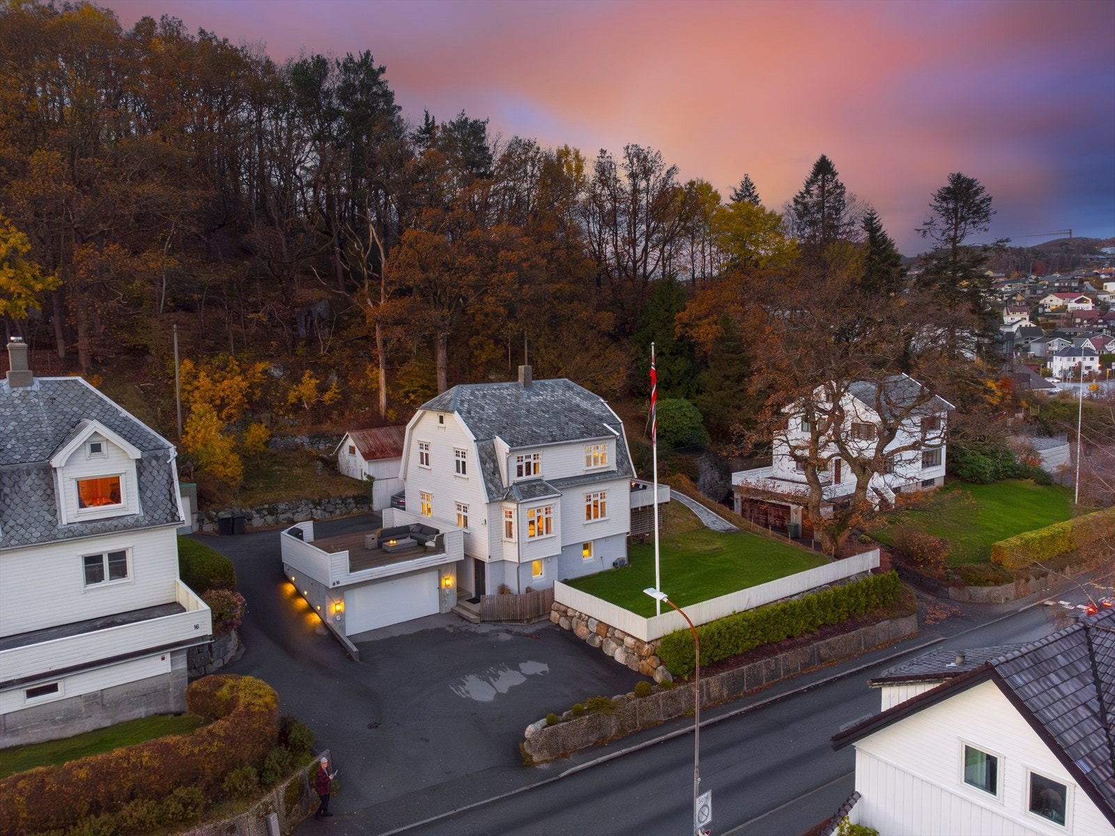 Fasade - plass til flere biler i gårdsrom Galleribilde