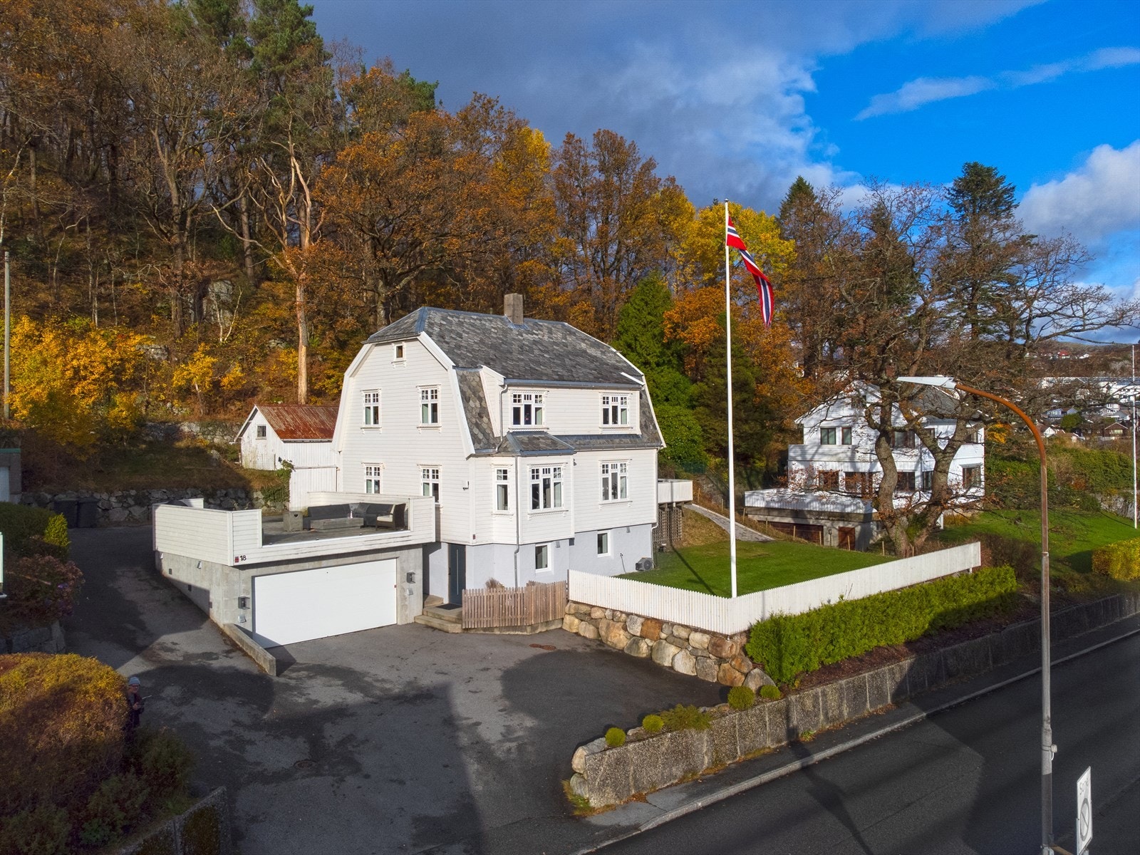 Flott eiendom med dobbel garasje og pent opparbeidet hage. Tomt på 1137 kvm.
Foto: Image Vision (Jon Helge Hesby) Galleribilde