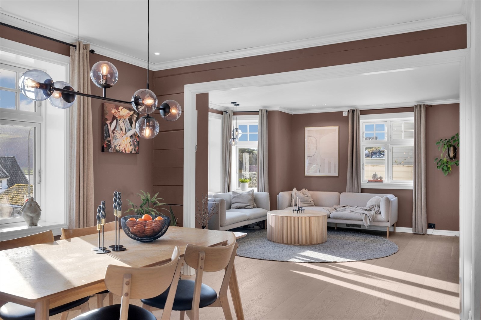 Kombinasjon av sletter vegger og tømmervegger tilfører boligen sjarm og skaper riktig atmosfære Galleribilde