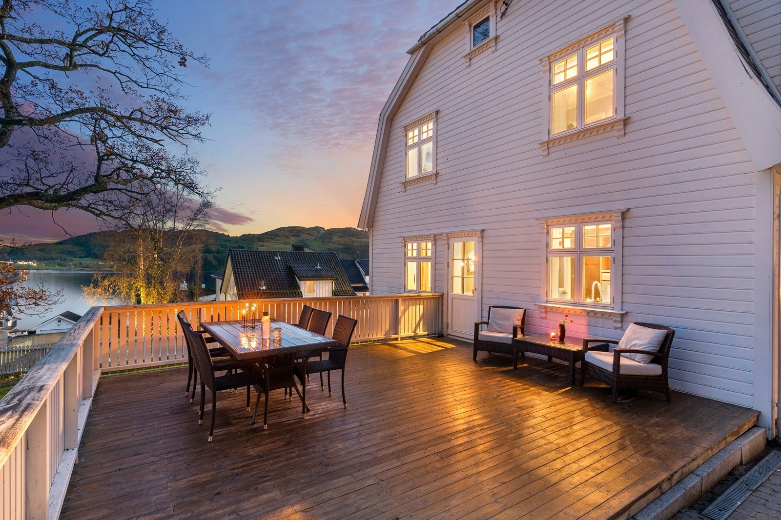 Terrasse mot øst med utgang fra spisestue Galleribilde