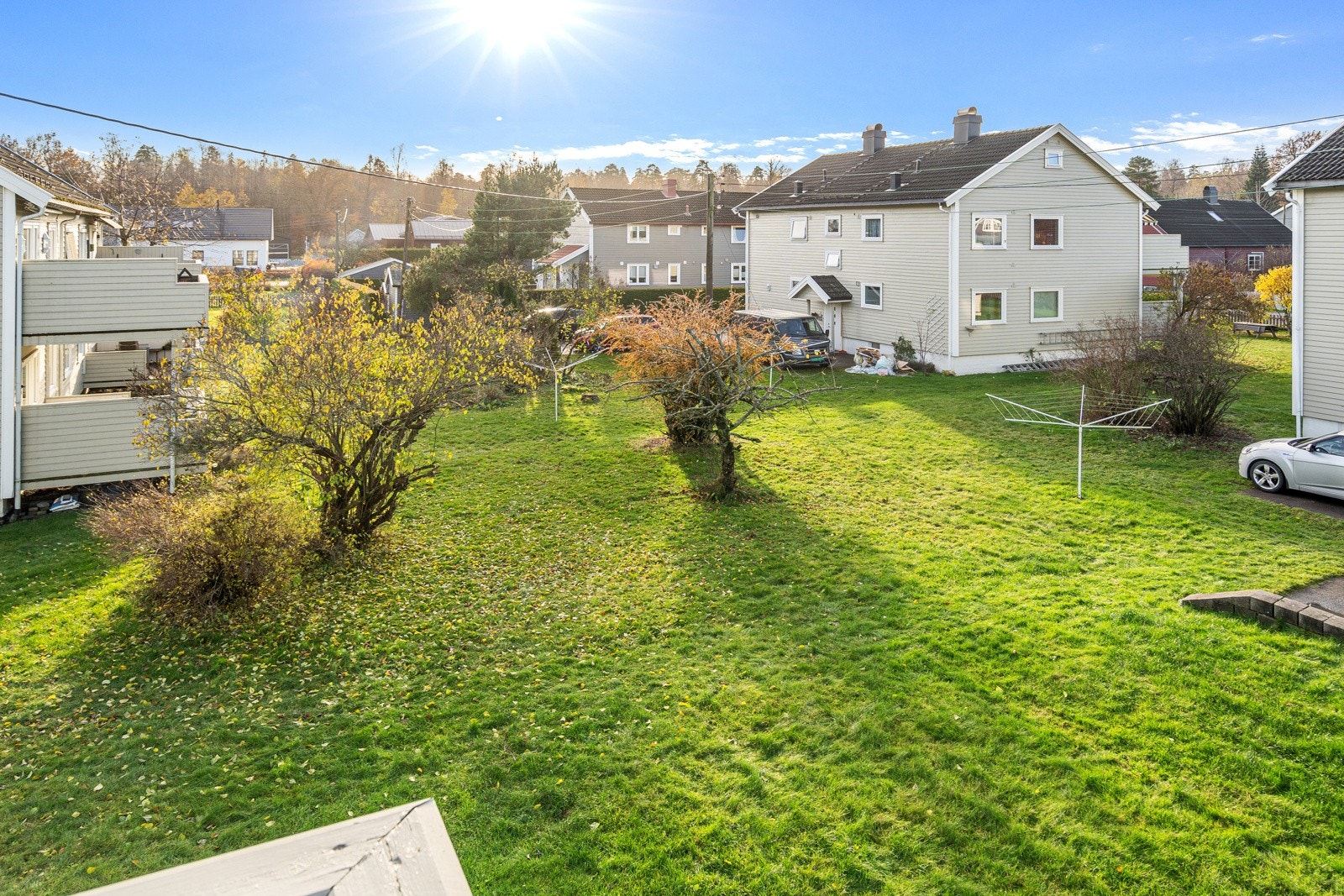 Utsyn mot hagen fra balkongen Galleribilde