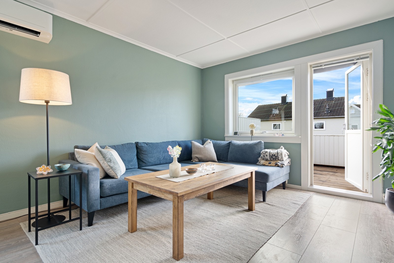 Det er montert varmepumpe på veggen i 2025 for effektiv og rimelig oppvarming/kjøling Galleribilde