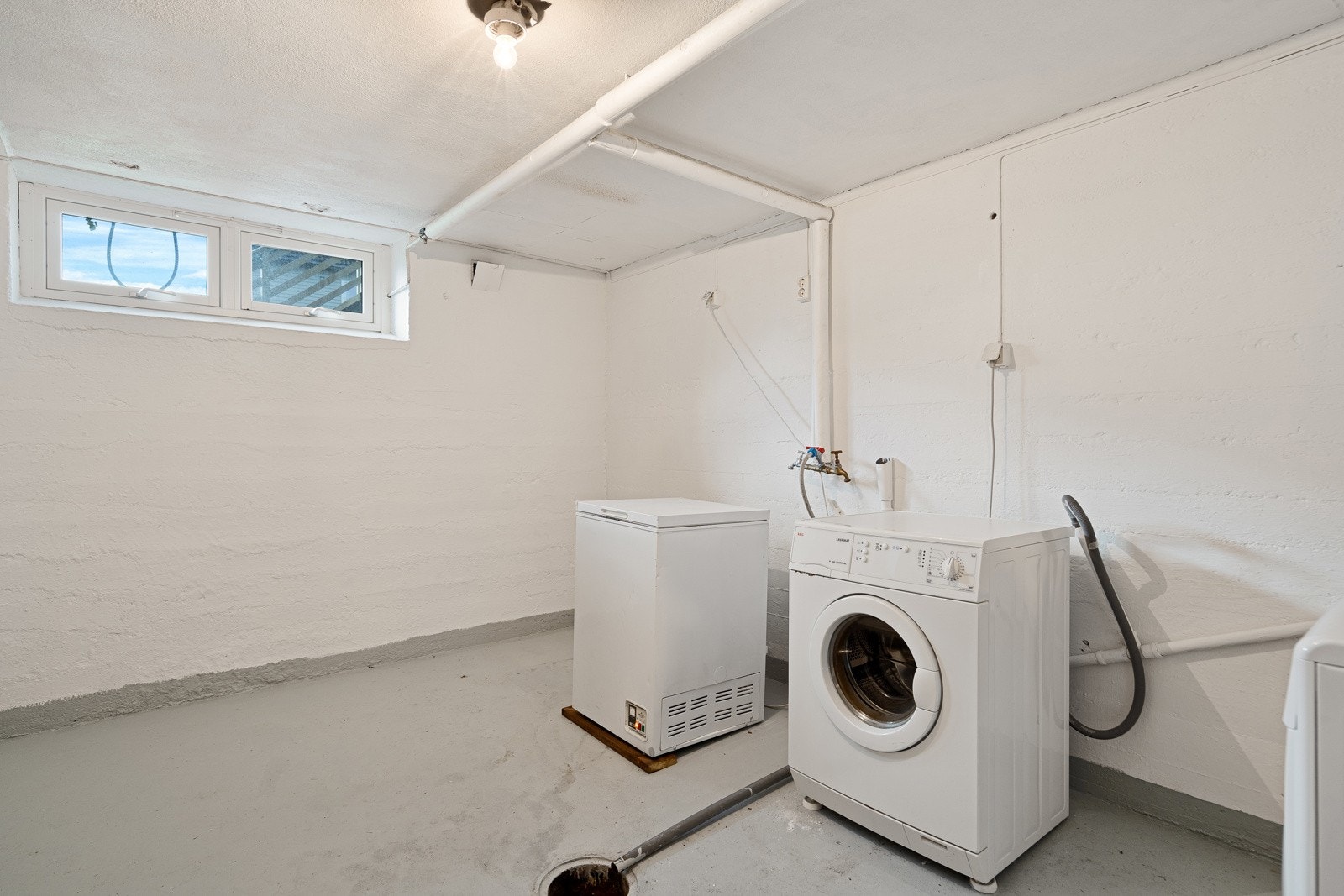 Felles vaskekjeller (det er egen vaskemaskin på badet, men dette er evt. i tillegg) Galleribilde