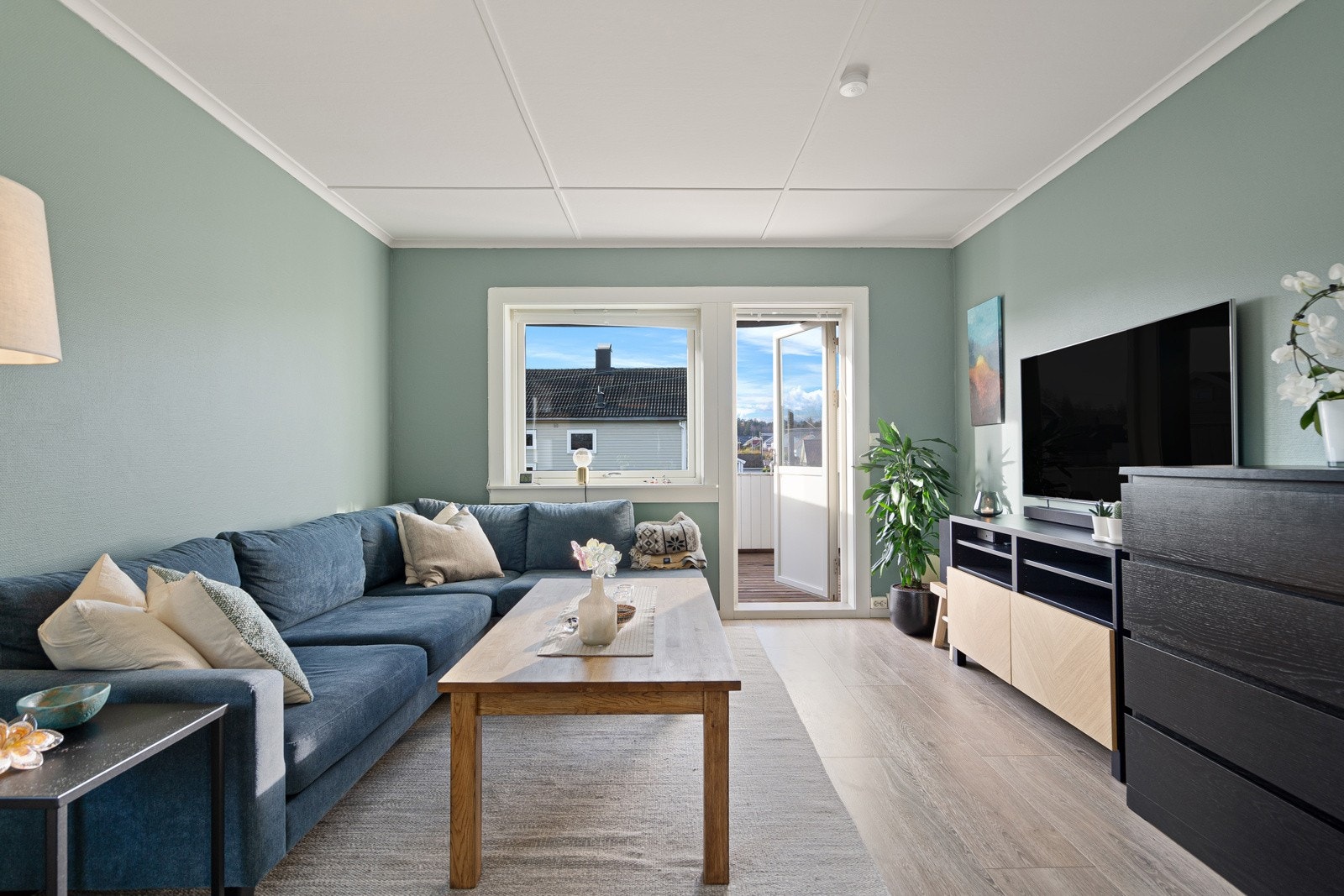Stua oppleves som lys og trivelig, og har utgang til en super terrasse mot vest Galleribilde