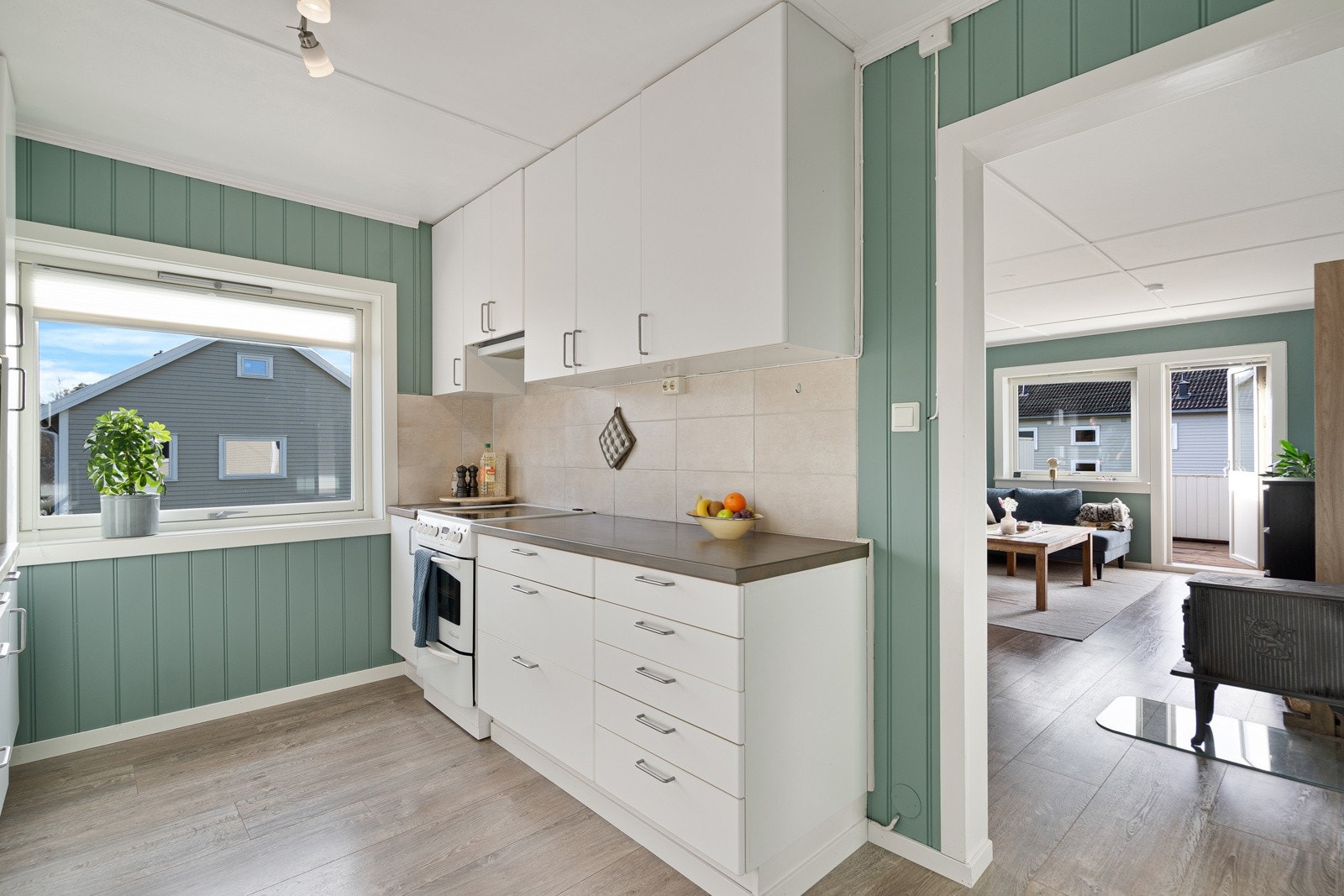 Romslig kjøkken med hvitevarer Galleribilde