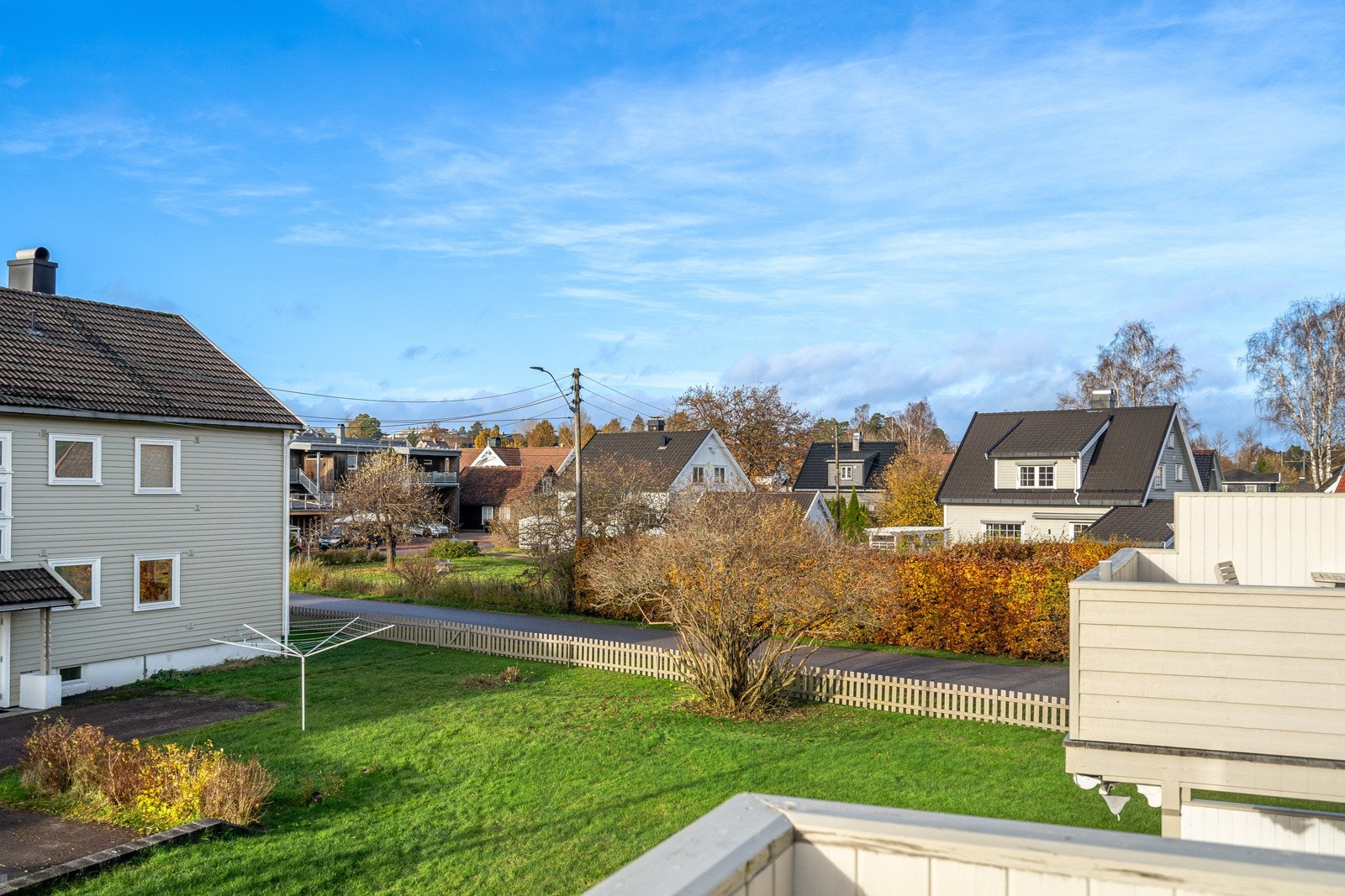Utsyn mot hagen fra balkongen Galleribilde