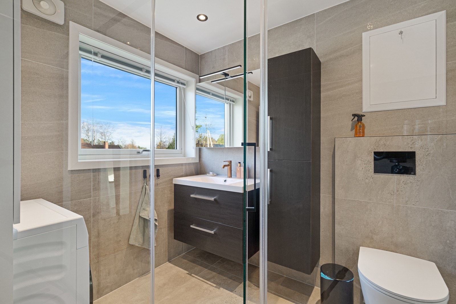 God lagringsplass på badet med høyskap Galleribilde