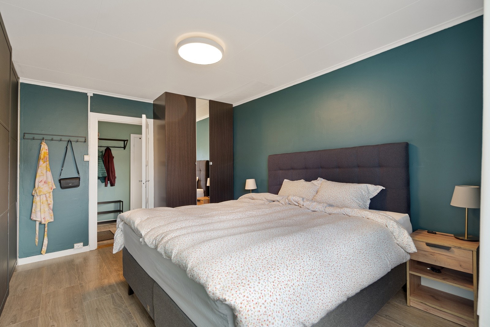 Trivelig, praktisk soverom med mye garderobeplass Galleribilde