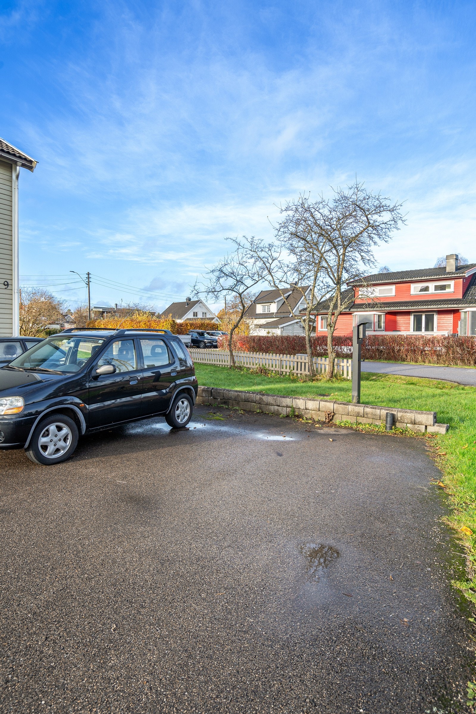 P-plass utenfor. Egen ladestolpe/el-billader som hører til leiligheten. Galleribilde