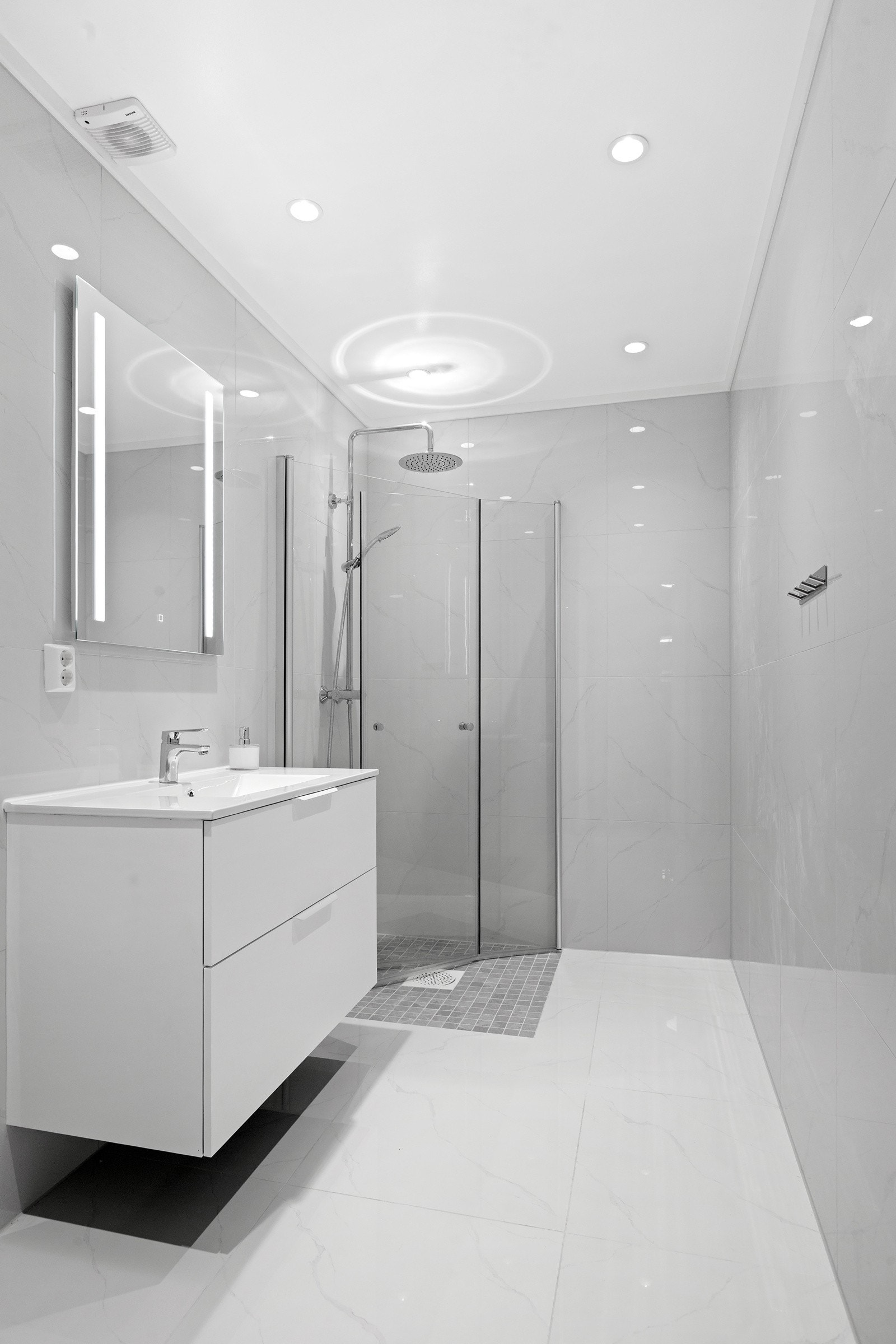 Badet har downlights i himling Galleribilde